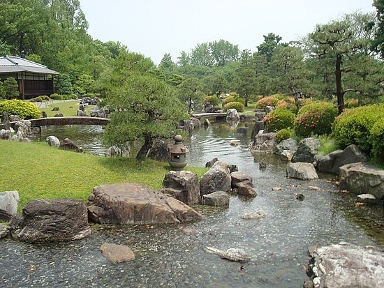 Пруд Зен вблизи замка Нидзе в Киото.