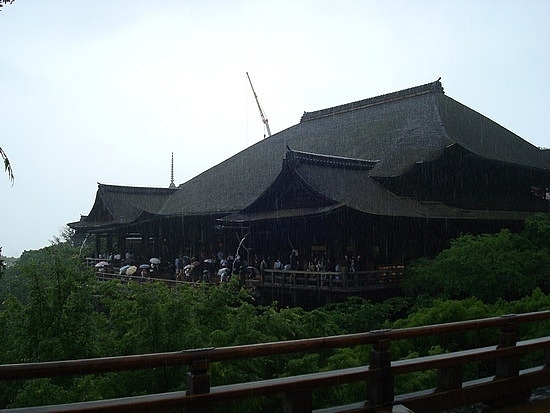 Храм Kyomizu в Киото.