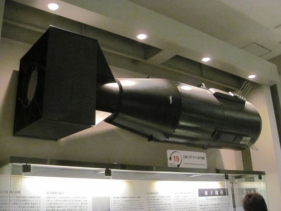 Макет атомной бомбы в музее.