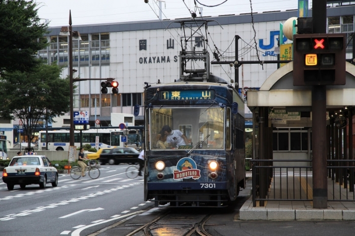 Трамвай рядом со станцией Окаямы
