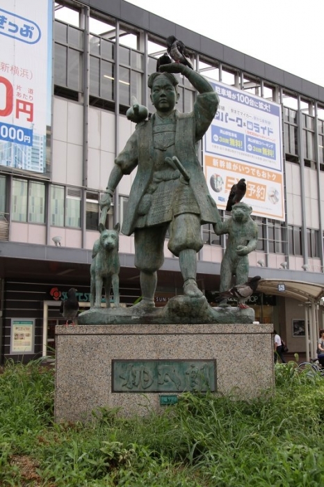 Статуя вблизи станции
